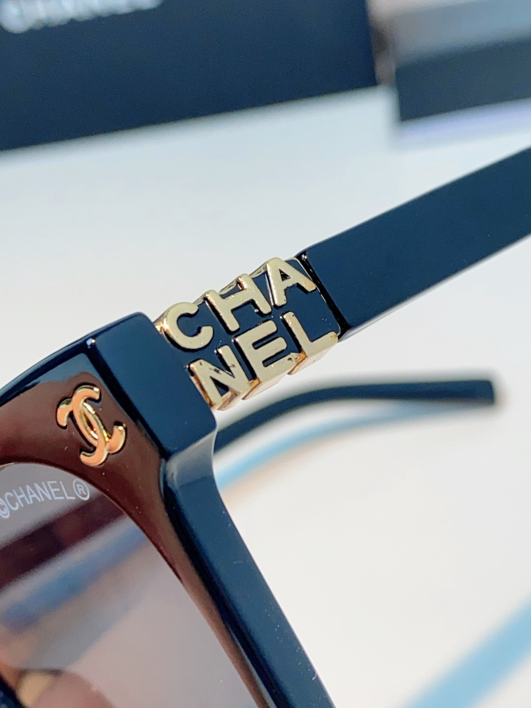 【新作到着】Chanel ハイセンスデザインサングラス「遮光レンズ搭載」