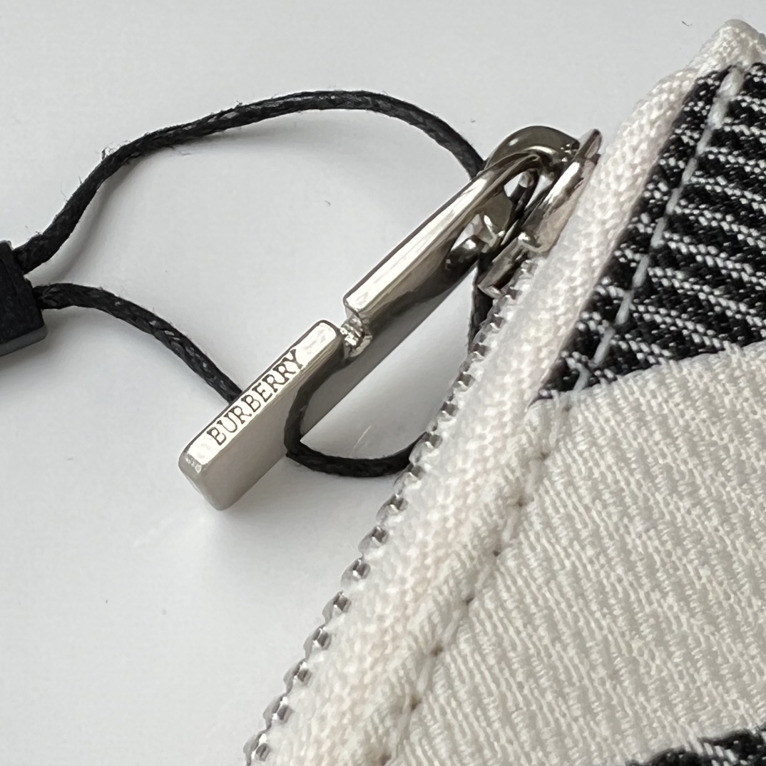 バーバリー「Burberry」ロンドン チェーン ジップ ウォレット