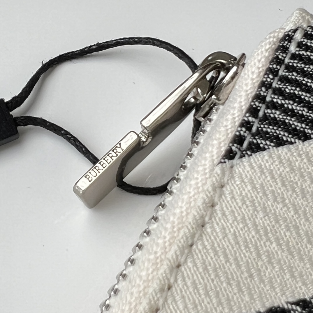 バーバリー「Burberry」ロンドン チェーン ジップ ウォレット