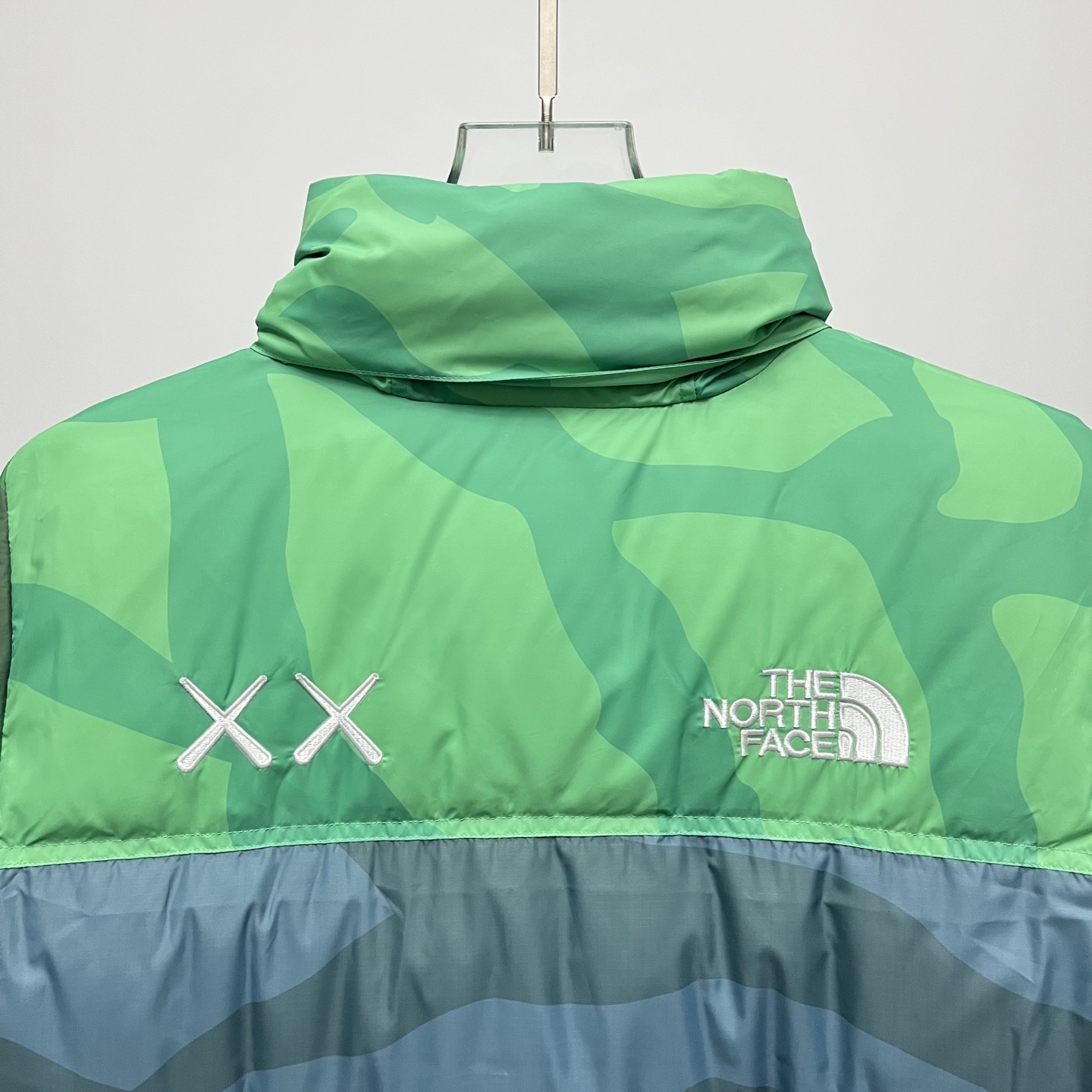 ザ・ノースフェイス XX KAWS 夢のコラボレーション ファッションフーディダウンジャケット 男女兼用