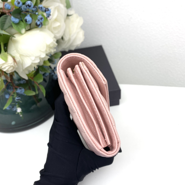 サンローラン「Saint Laurent」カサンドラ マトラッセ ラージ フラップウォレット（グレイン・ド・プードル エンボスレザー）