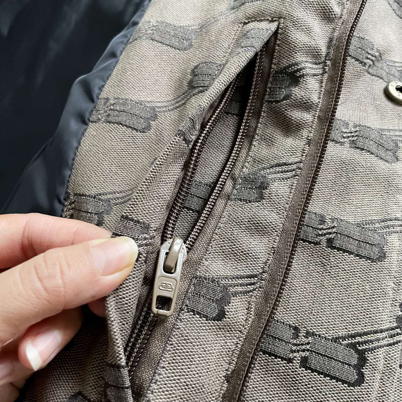 バレンシアガ「Balenciaga」‌ロックバックル刺繍デザイン 男女兼用ダウンジャケット