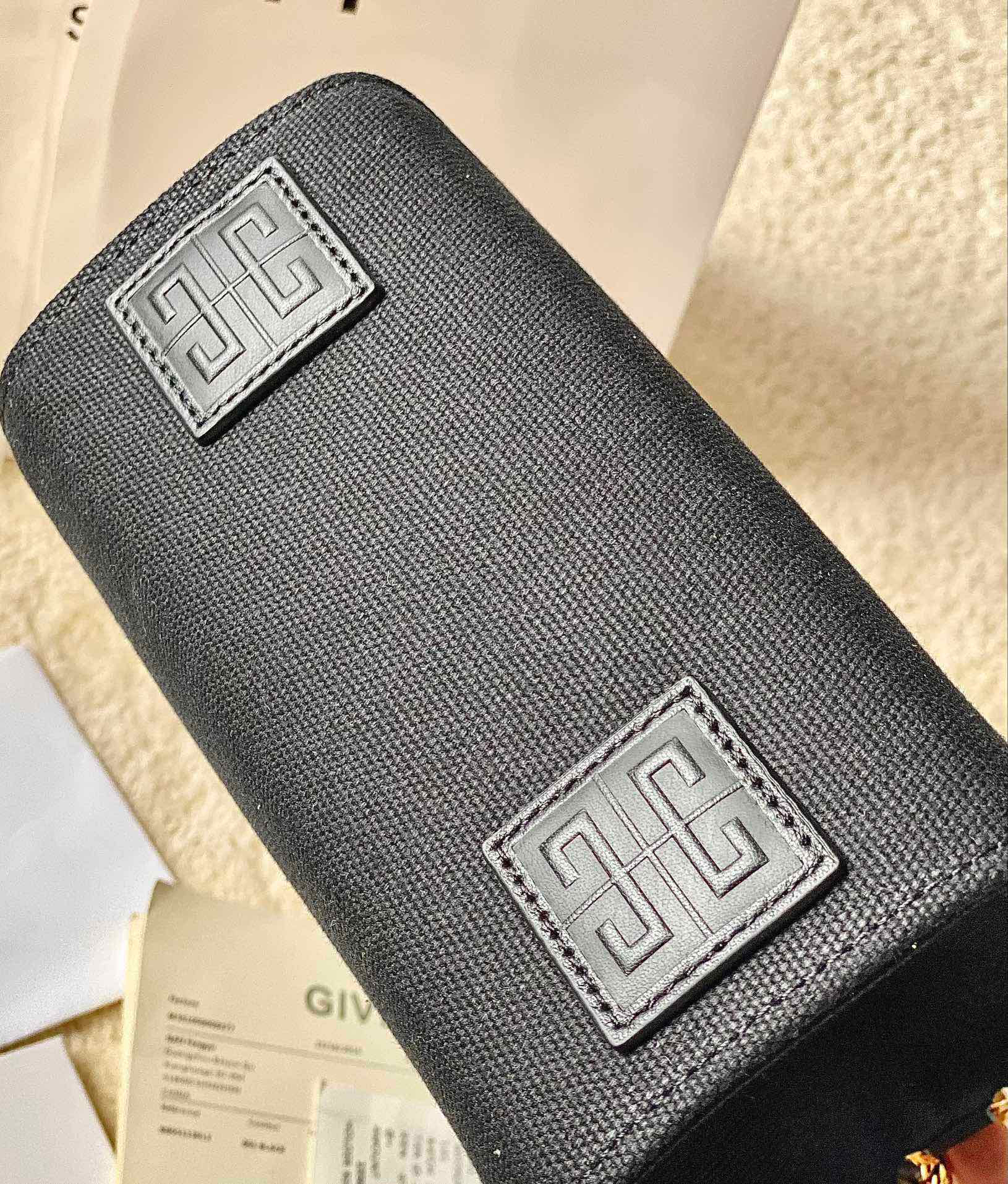 ジバンシィ「Givenchy」スモール アンティゴナ ボックスレザー バッグ