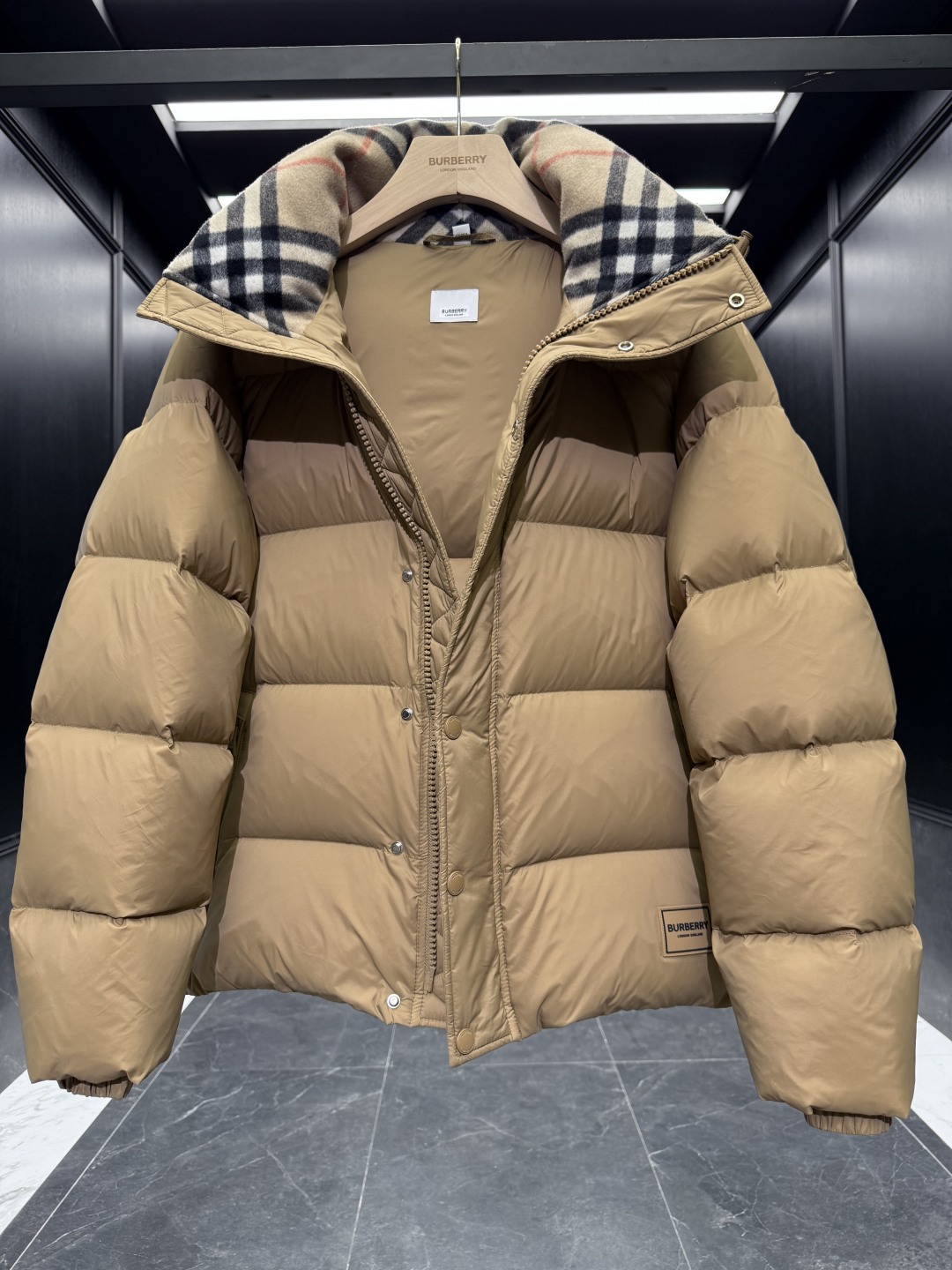 バーバリー「Burberry」クラシックウールチェックカラーナイロンダウンジャケット