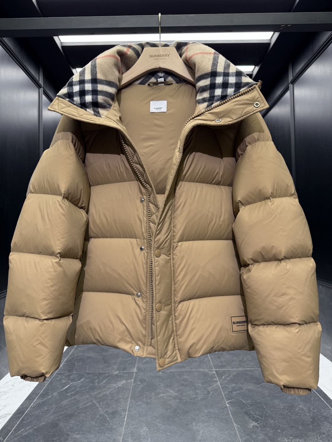 バーバリー「Burberry」クラシックウールチェックカラーナイロンダウンジャケット