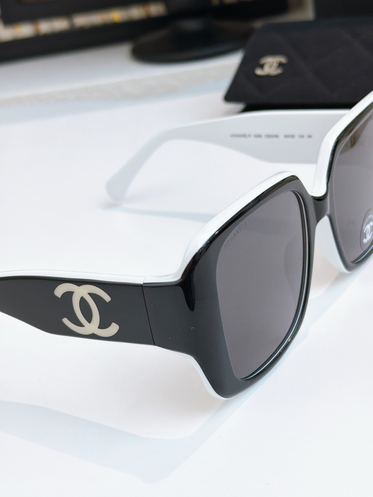 【新作到着】Chanel ハイセンスデザインサングラス「遮光レンズ搭載」
