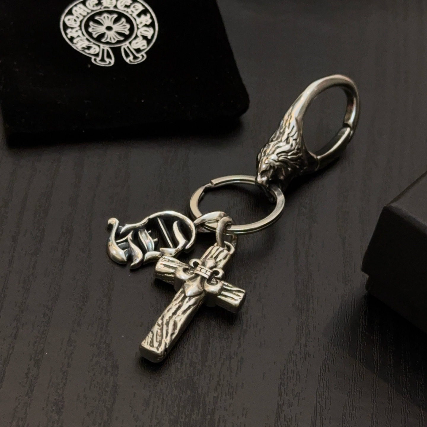 クロムハーツ「Chrome Hearts」クロスペンダントキーホルダー - 精巧なハンドメイド、アンティークシルバー彫刻、ヴィンテージパンクスタイル