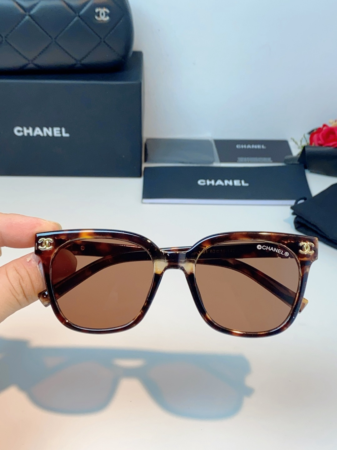 【新作到着】Chanel ハイセンスデザインサングラス「遮光レンズ搭載」