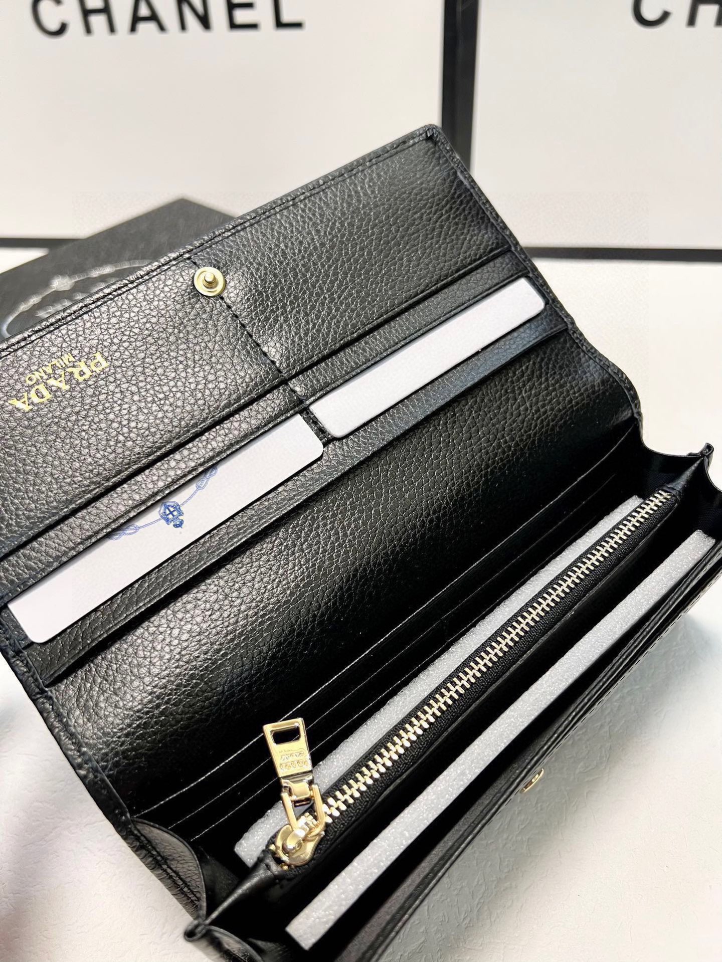プラダ(Prada) レディース財布 2色