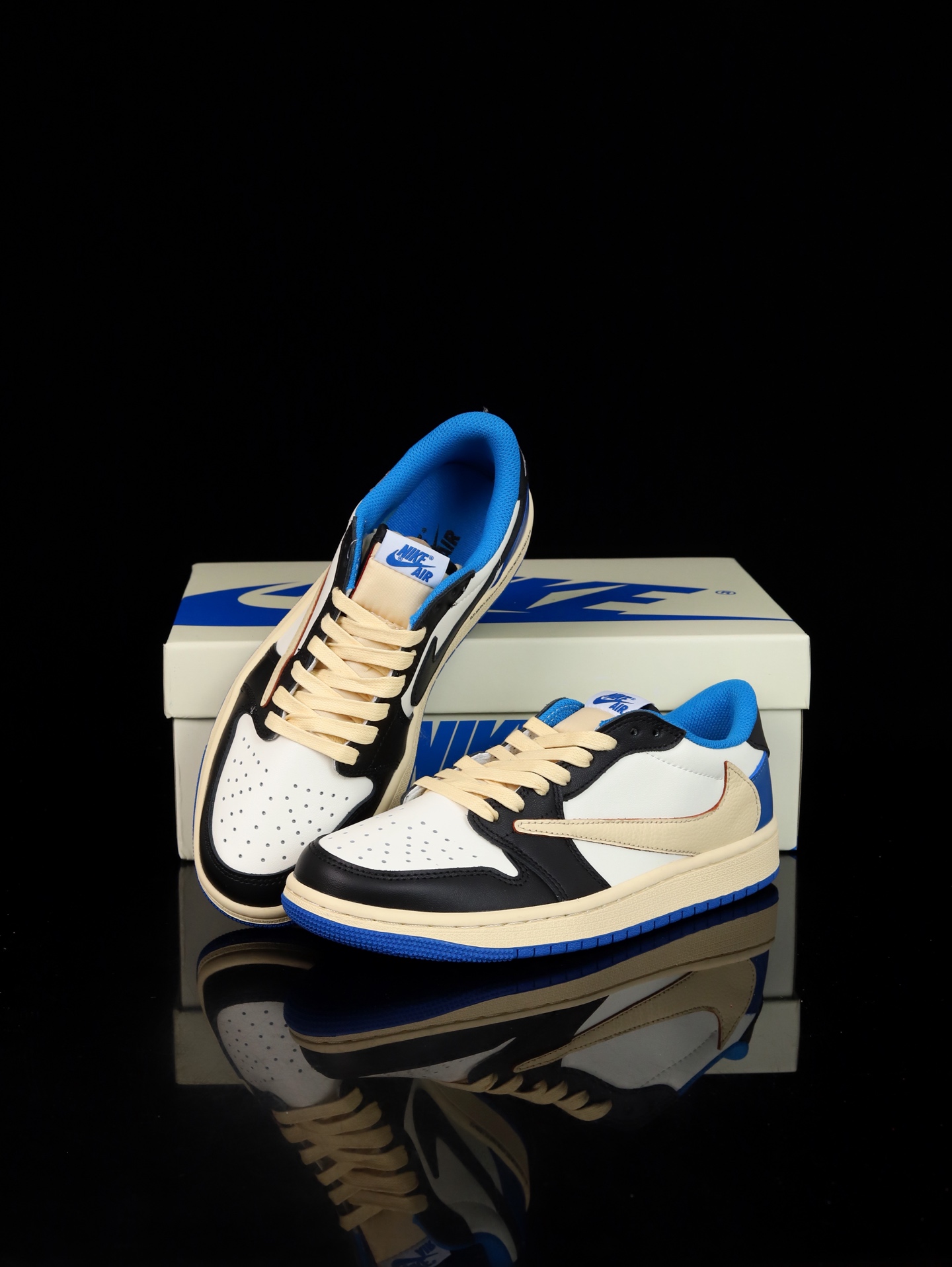 【日本未発売モデル】Nike Air Jordan 1 Low x Travis Scott「Reverse Mocha」シューズ