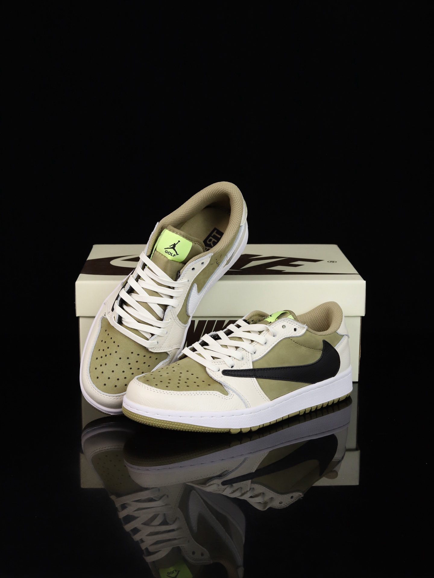リバーススウォッシュNIKE ナイキのロゴが逆？逆スウッシュのTravis Scottコラボモデルを