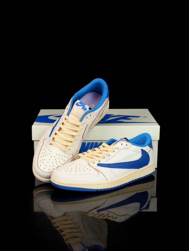 【日本未発売モデル】Nike Air Jordan 1 Low x Travis Scott スニーカー