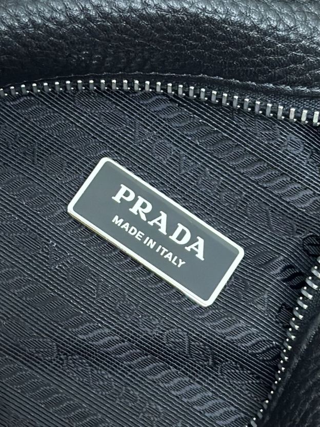 プラダ「Prada」 ディアスキン チェストバッグ