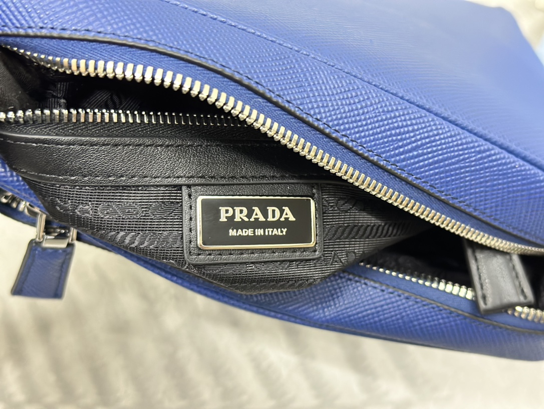 プラダ「Prada」エンブロイダードストラップ メンズショルダーバッグ