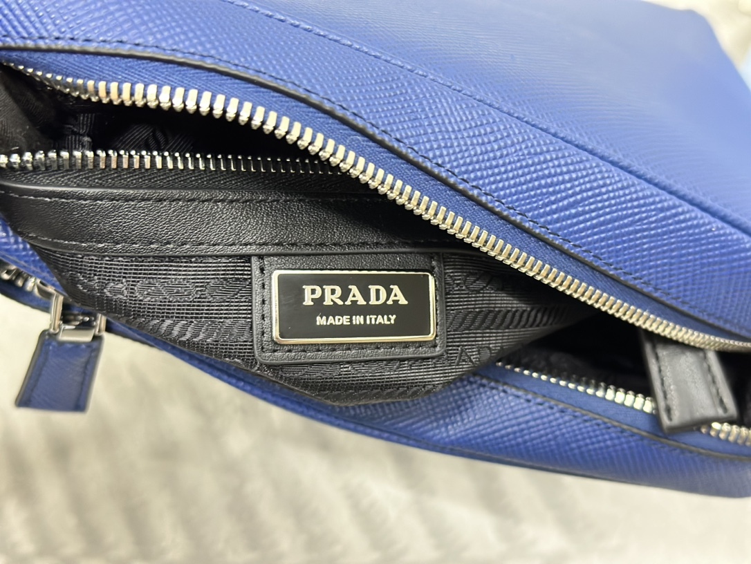 プラダ「Prada」エンブロイダードストラップ メンズショルダーバッグ