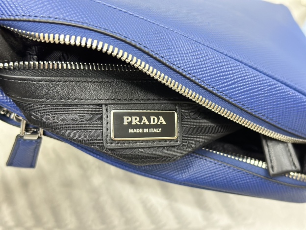 プラダ「Prada」エンブロイダードストラップ メンズショルダーバッグ
