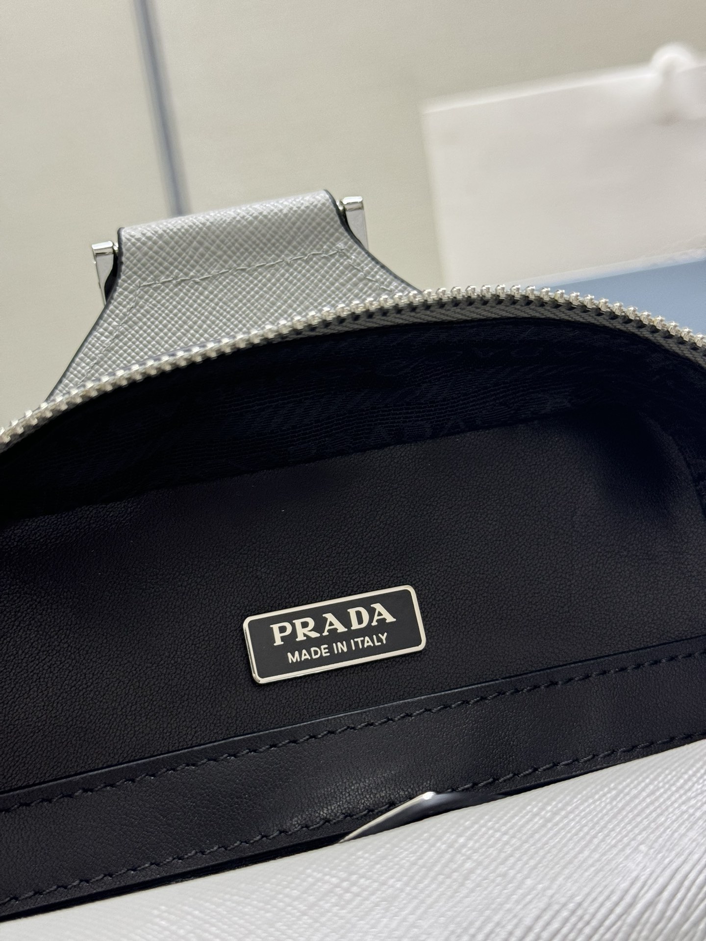 プラダ「Prada」クロスグレインレザー チェストバッグ