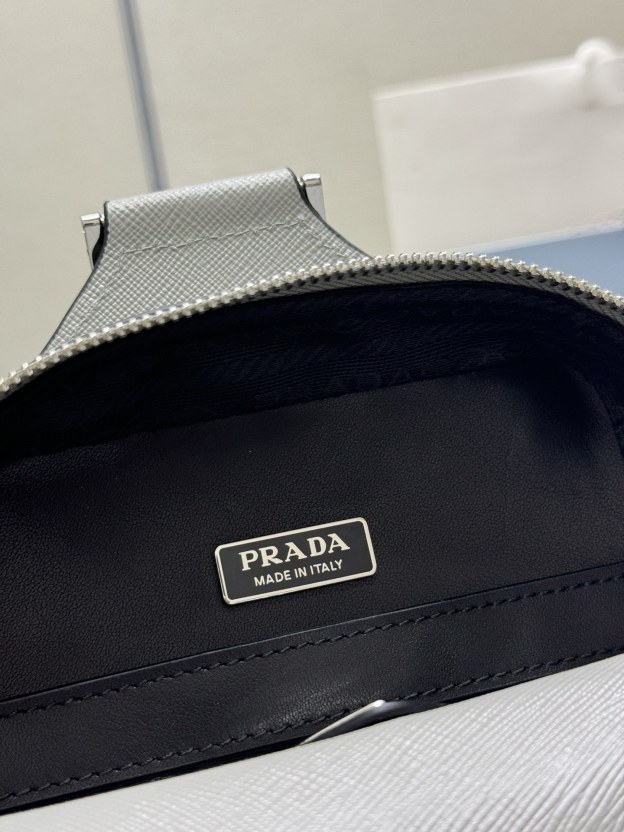 プラダ「Prada」クロスグレインレザー チェストバッグ