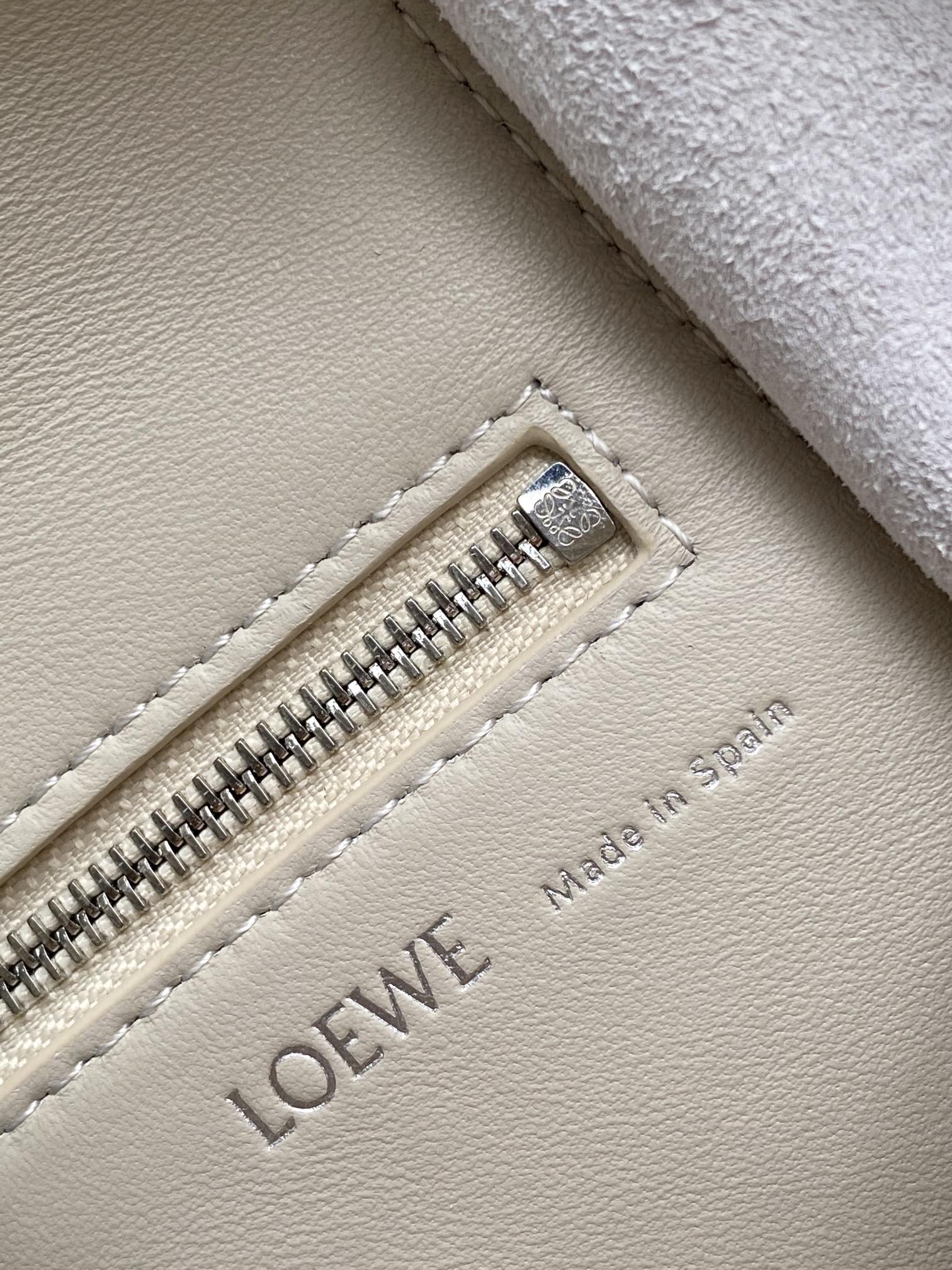 ロエベ「Loewe」小サイズ ナパレザー Squeeze ハンドバッグ