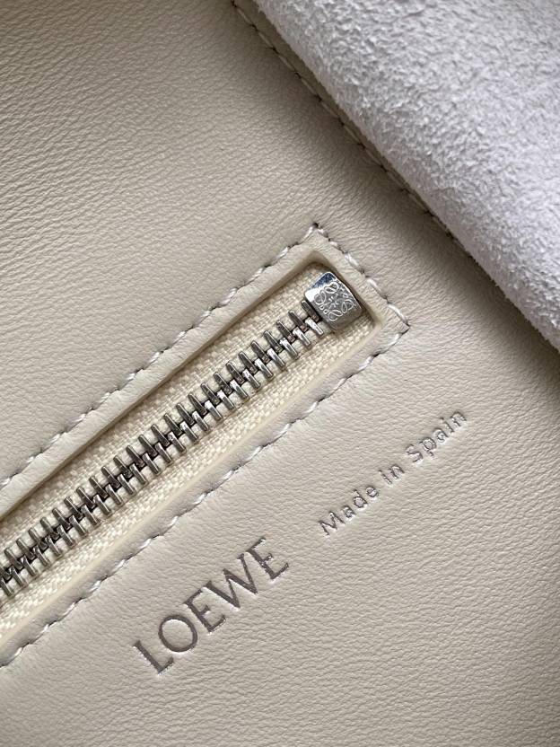 ロエベ「Loewe」小サイズ ナパレザー Squeeze ハンドバッグ