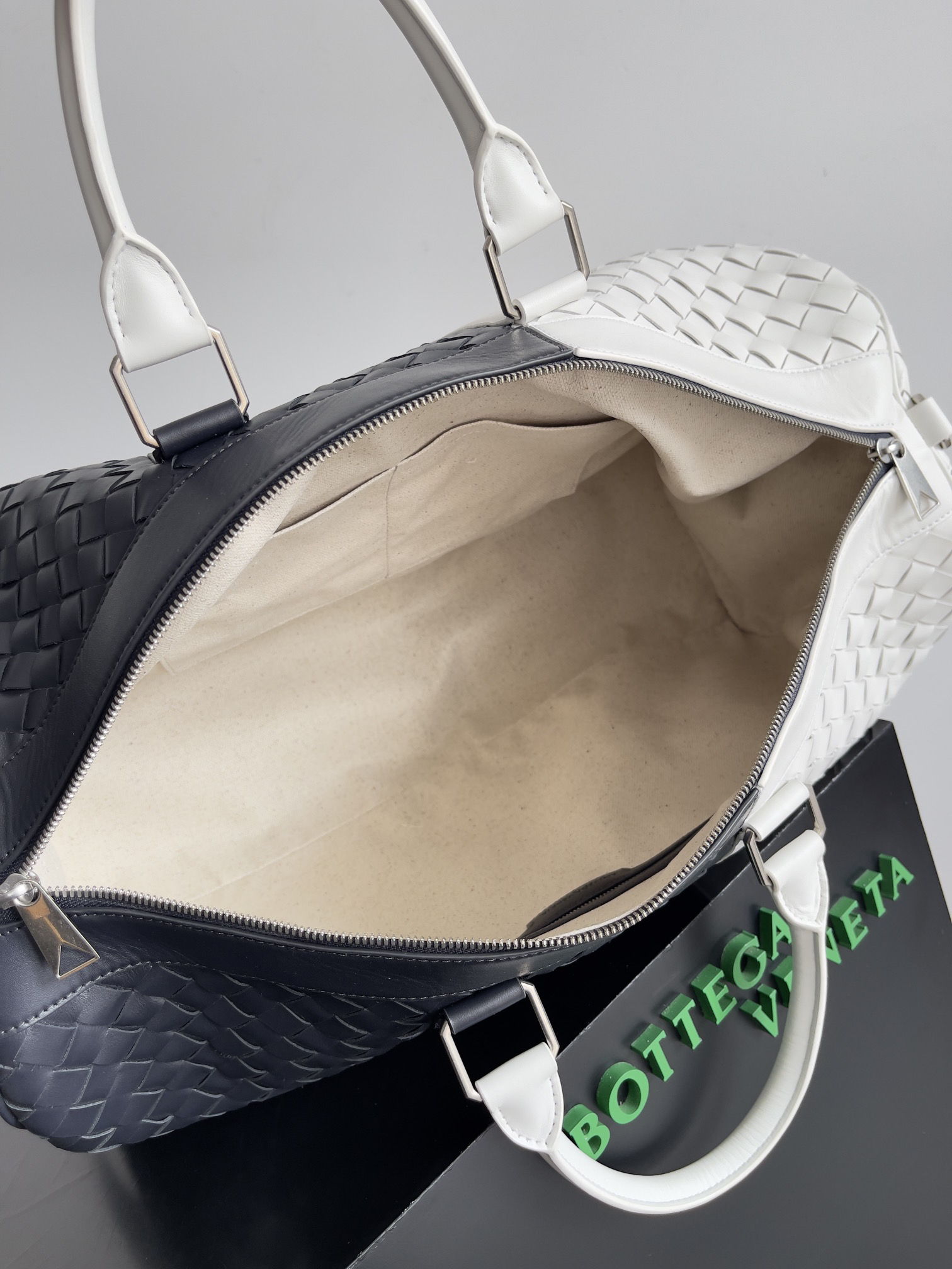ボッテガ・ヴェネタ「Bottega Veneta」イントレチャート ラージトラベルバッグ
