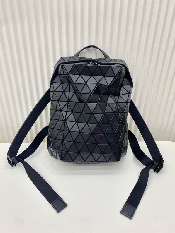 イッセイ・ミヤケ「Issey Miyake」スタイリッシュリュックサック