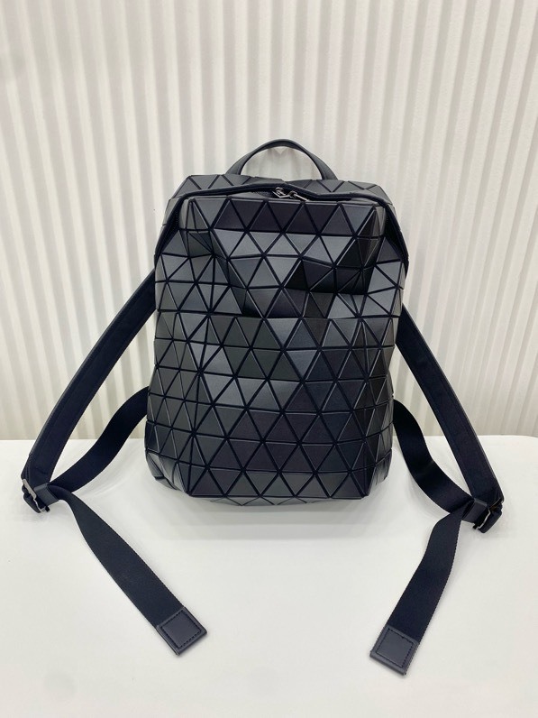イッセイ・ミヤケ「Issey Miyake」スタイリッシュリュックサック
