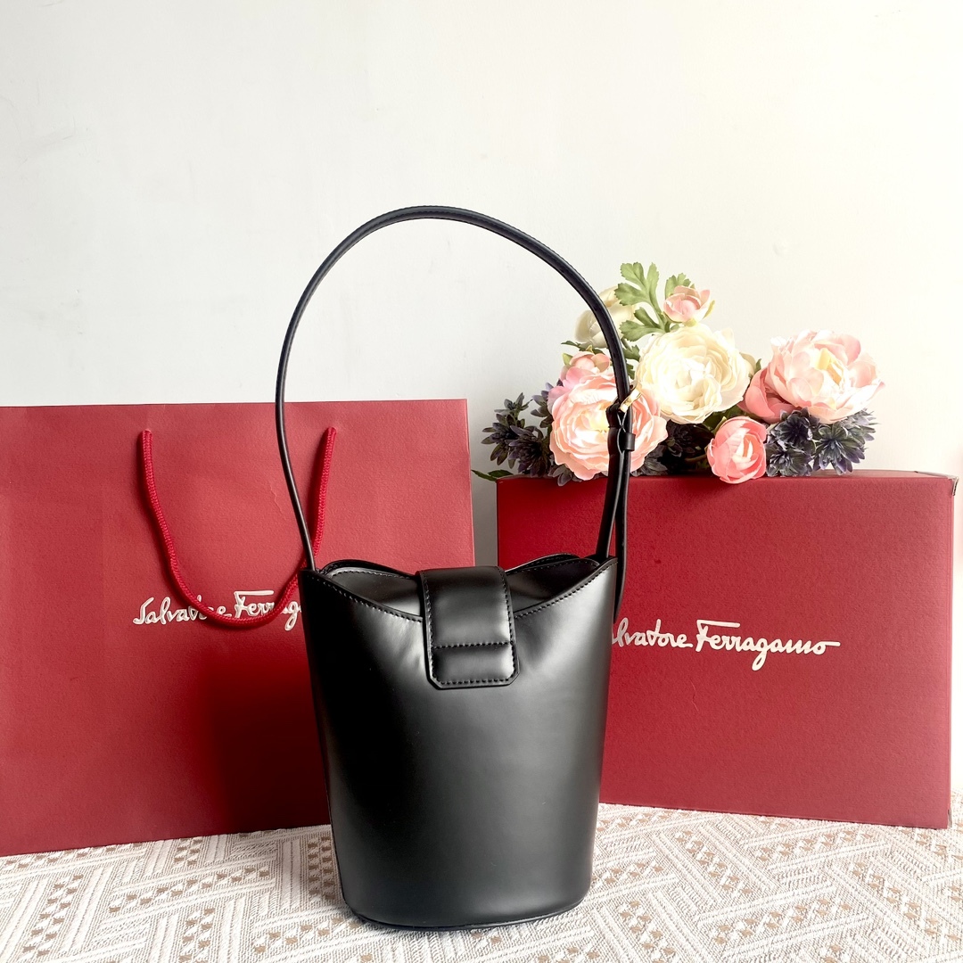 フェラガモ「Ferragamo」トリフォリオ ガンチーニショルダーバッグ