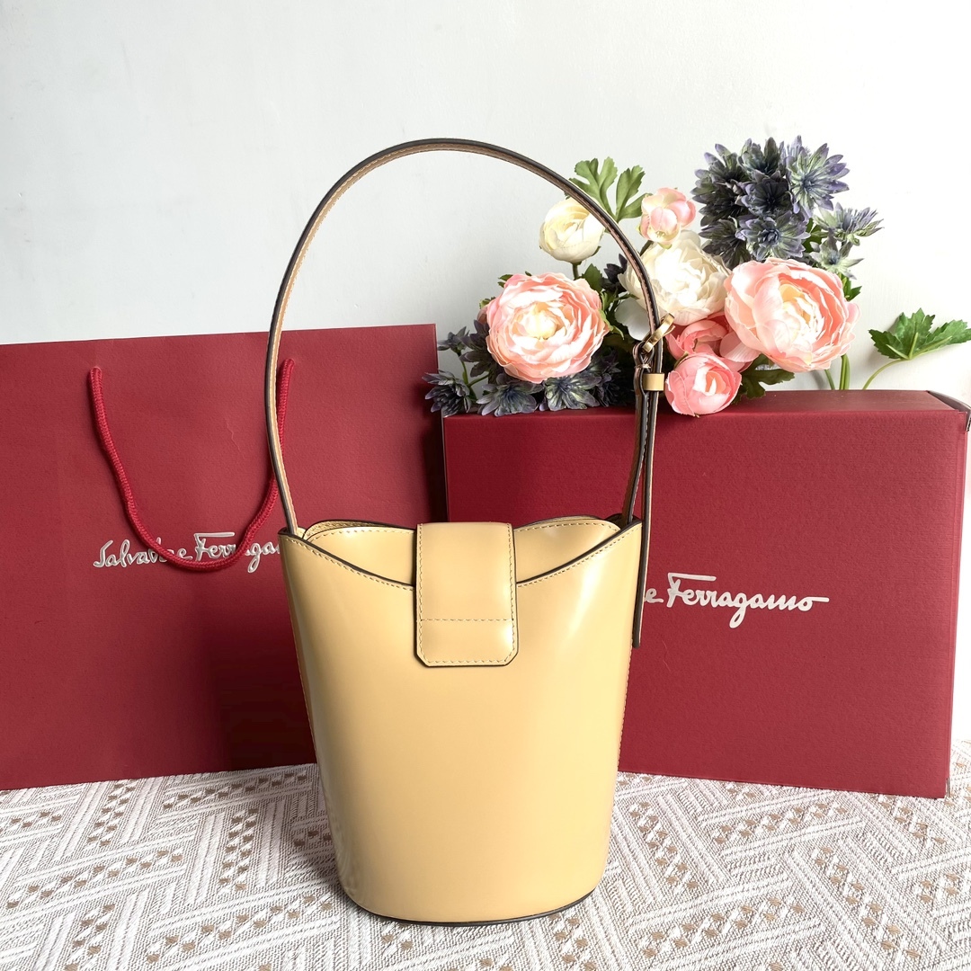 フェラガモ「Ferragamo」トリフォリオ ハイブリッドショルダーバッグ