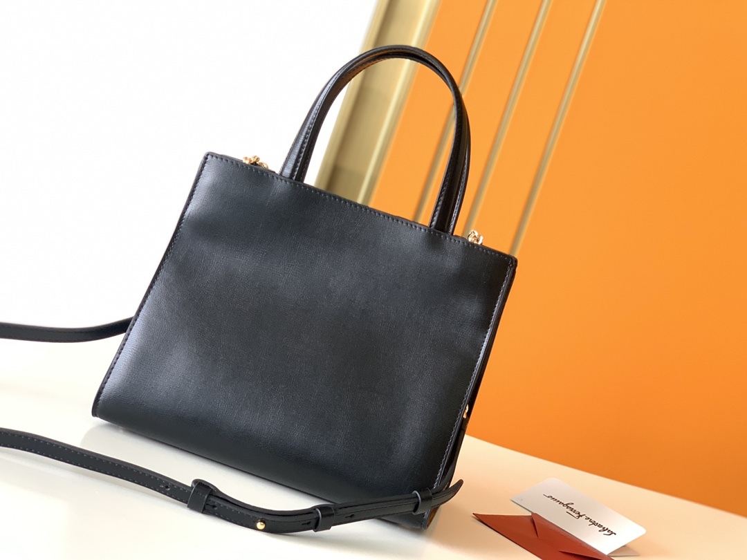 フェラガモ「Ferragamo」トリフォリオ ショルダーバッグ