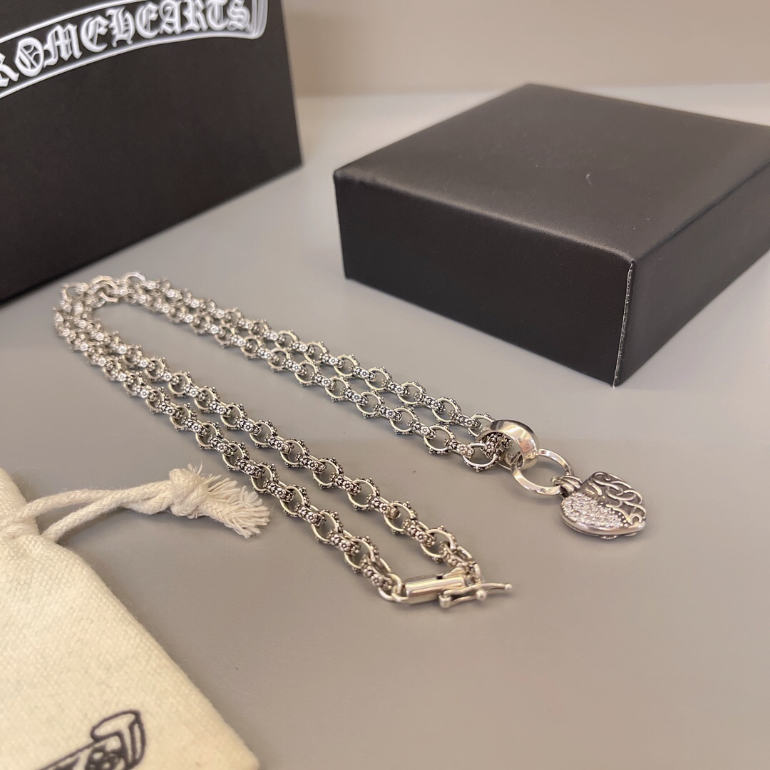 クロムハーツ「Chrome Hearts」のクラシックネックレス - 日常に上品なアクセントを添えるユニセックスモデル
