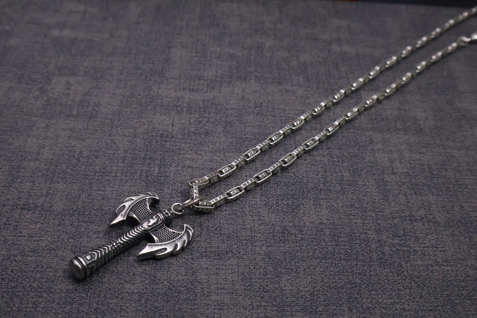 クロムハーツ「Chrome Hearts」のクラシックネックレス - 日常に上品なアクセントを添えるユニセックスモデル