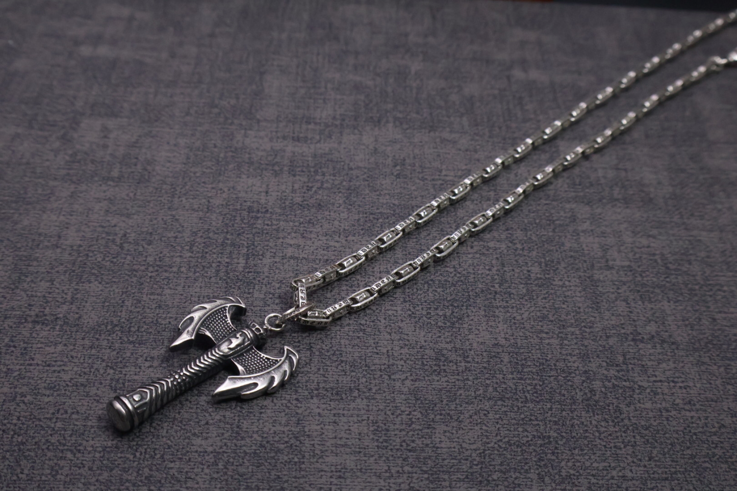 クロムハーツ「Chrome Hearts」のクラシックネックレス - 日常に上品なアクセントを添えるユニセックスモデル