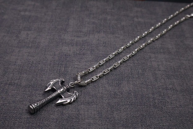 クロムハーツ「Chrome Hearts」のクラシックネックレス - 日常に上品なアクセントを添えるユニセックスモデル