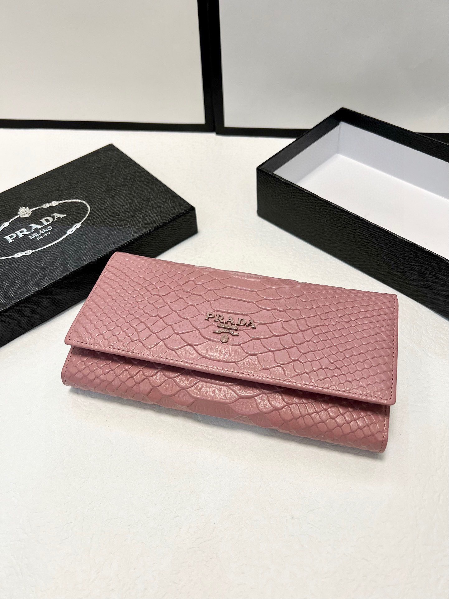 プラダ(Prada) レディース財布 2色