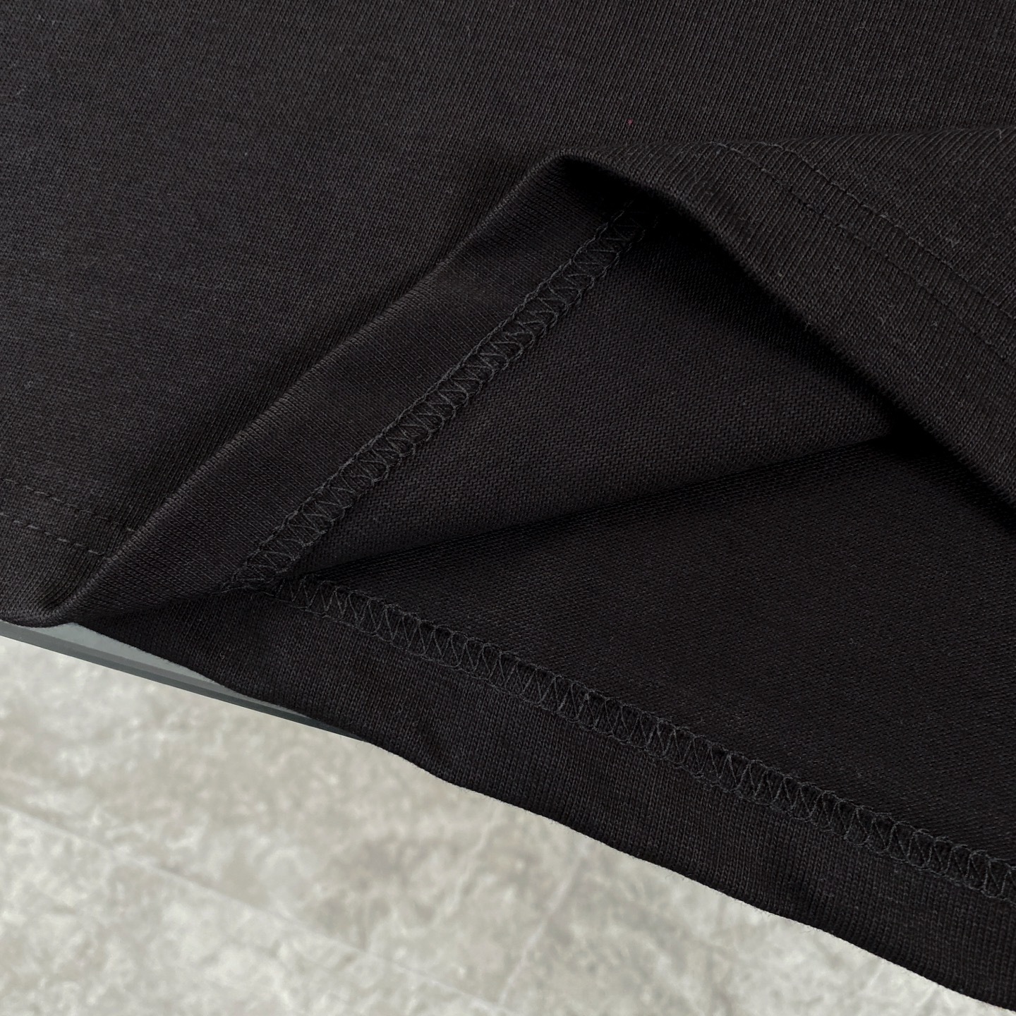 ルイ・ヴィトン「Louis Vuitton」 2025 コスモグラフィティ スプレーアート プリント クルーネックTシャツ（メンズ）