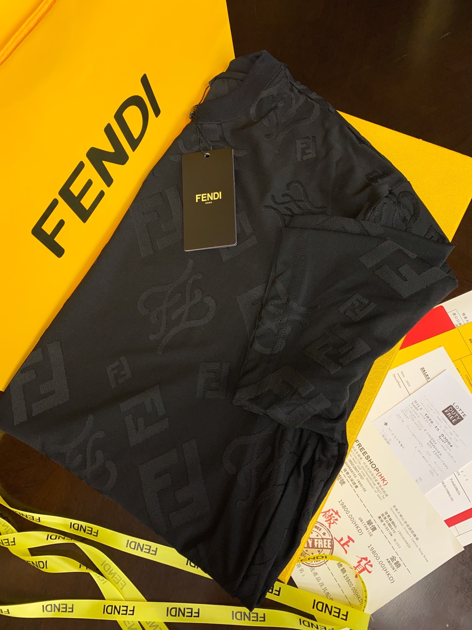 フェンディ「Fendi」エンボス刺繍ロゴ ショートスリーブTシャツ