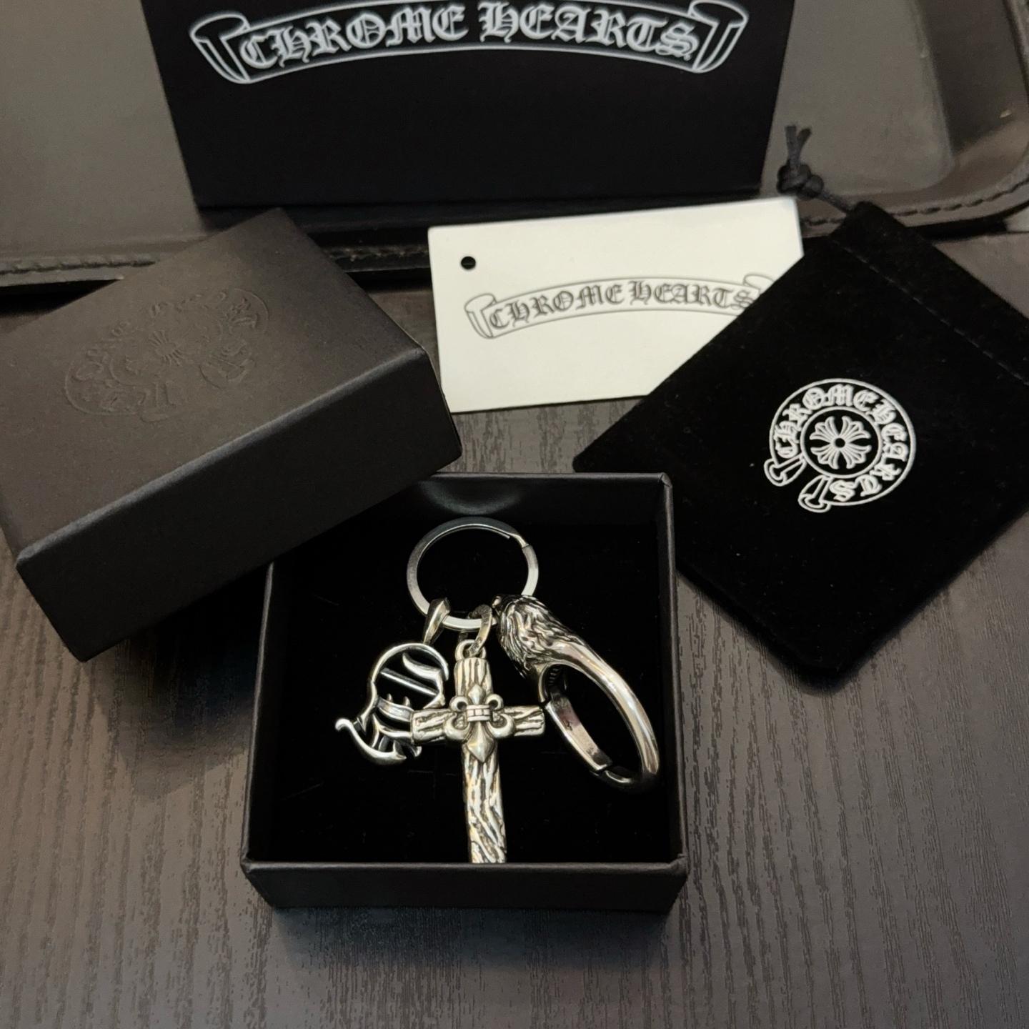クロムハーツ「Chrome Hearts」クロスペンダントキーホルダー - 精巧なハンドメイド、アンティークシルバー彫刻、ヴィンテージパンクスタイル
