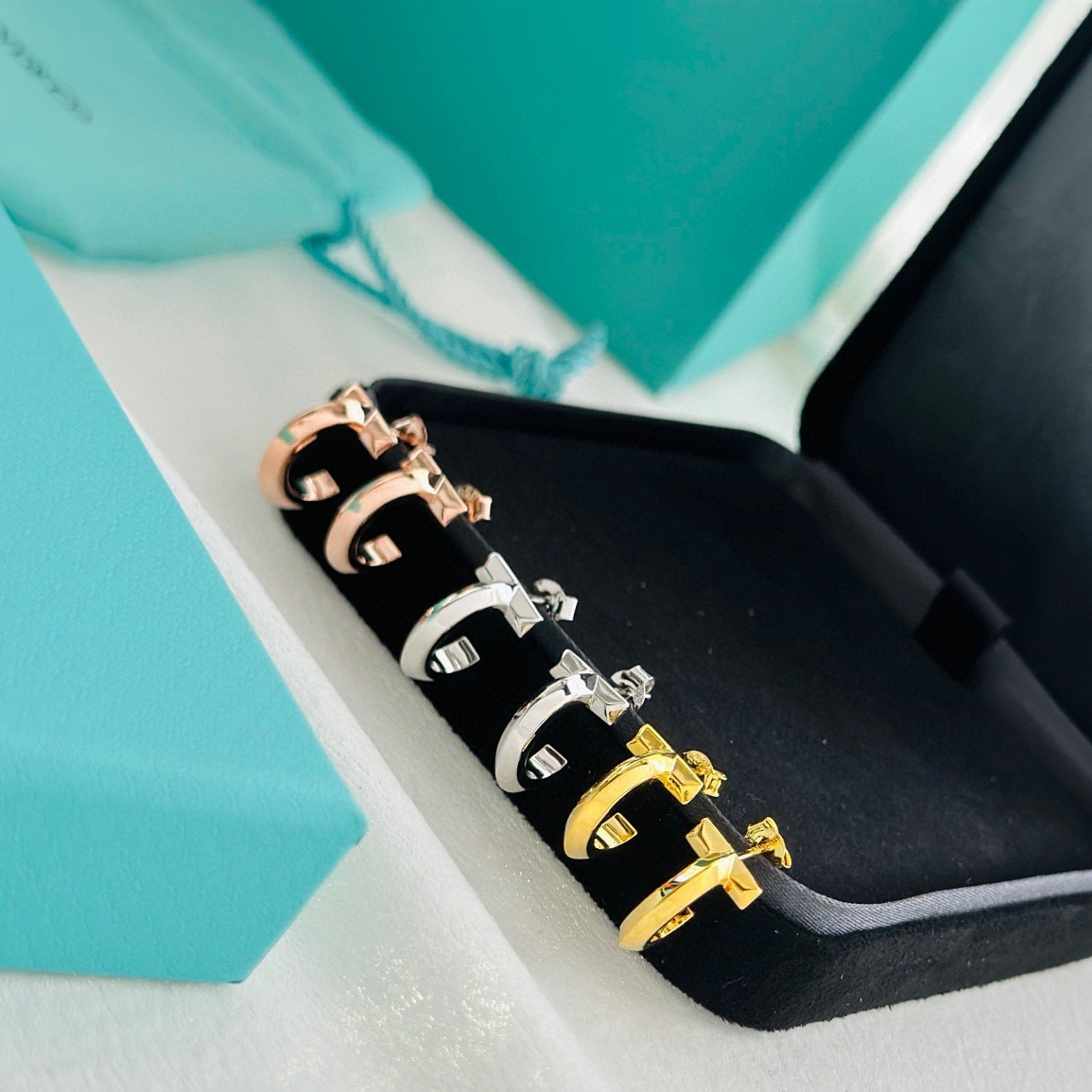 ティファニー「Tiffany & Co.」T1 シリーズ シングルT セミグロスピアス