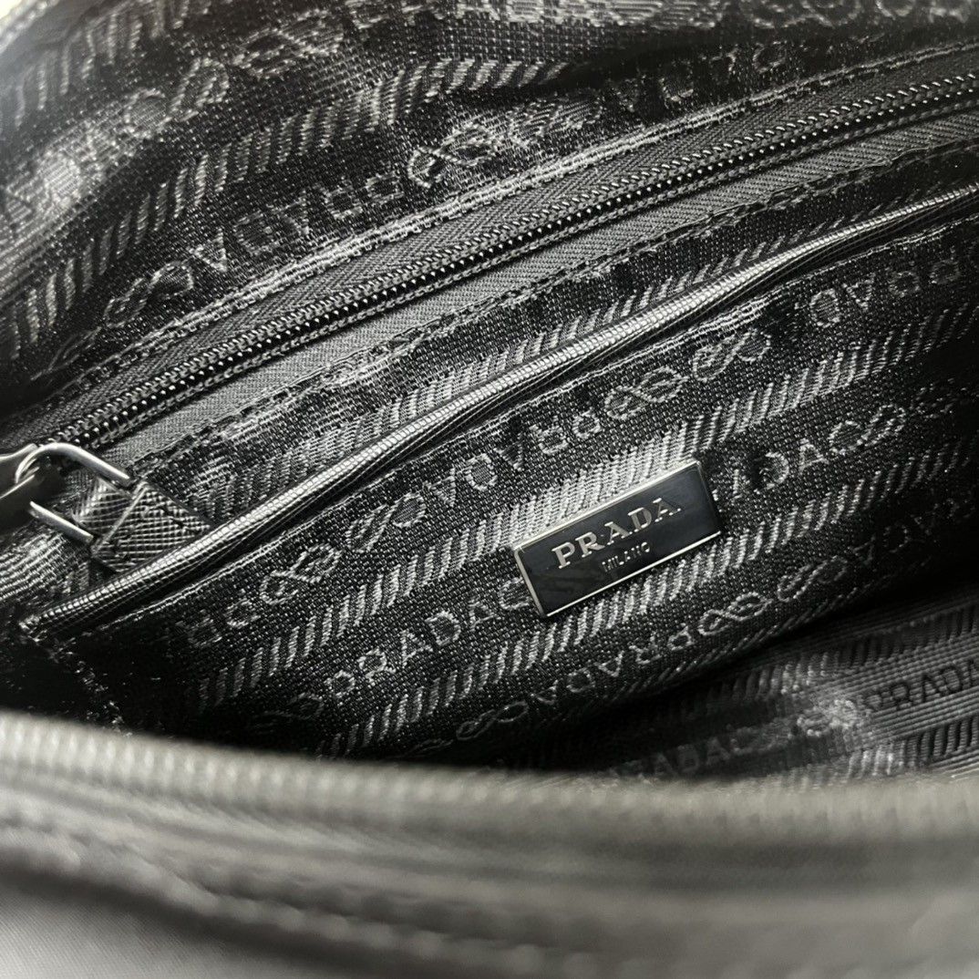 プラダ「Prada」サフィアーノ レザー メッセンジャーバッグ