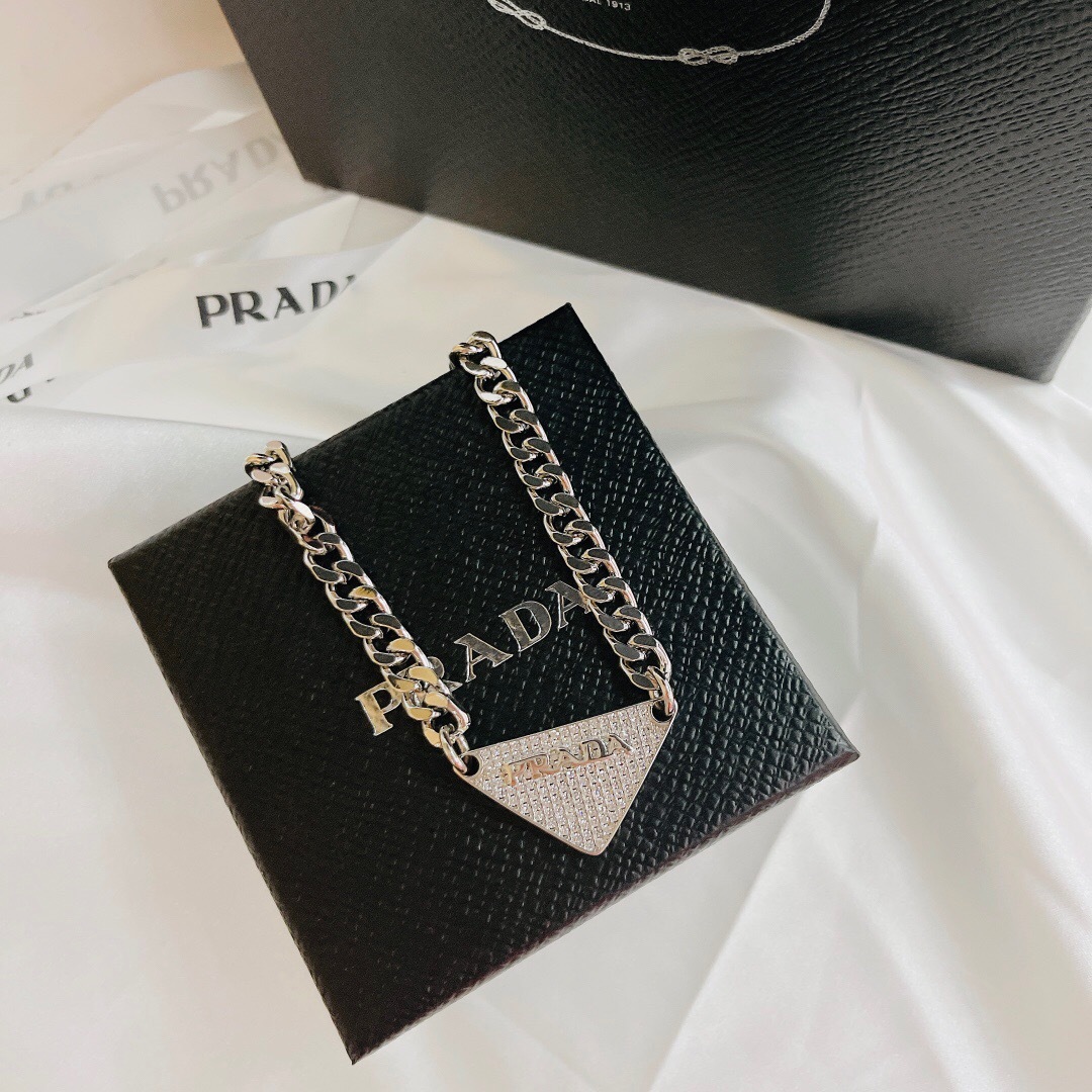 プラダ「Prada」Eternal Gold フルダイヤモンドトライアングルネックレス