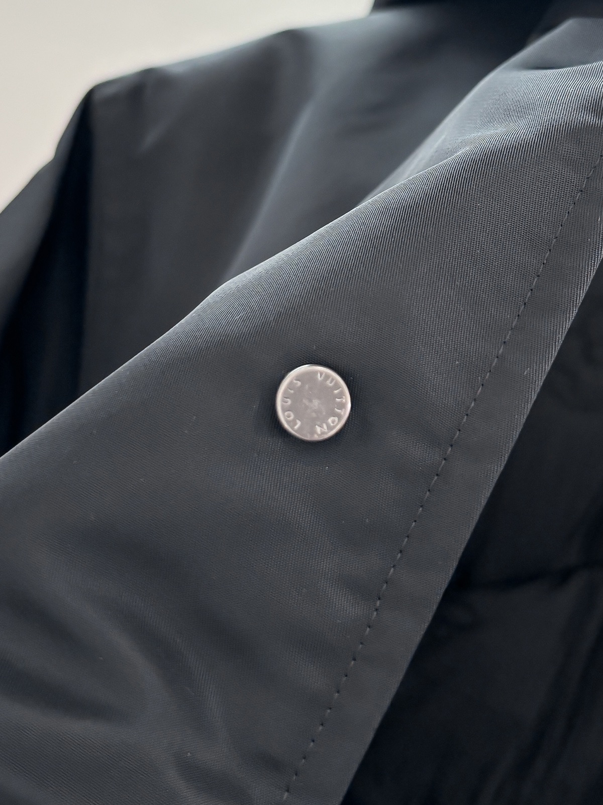 ルイ・ヴィトン「Louis Vuitton」24 FW秋冬新作ブラックナイロン素材取り外し可能な連帽ダウン