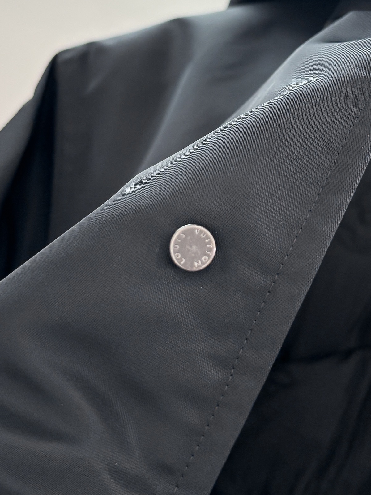 ルイ・ヴィトン「Louis Vuitton」24 FW秋冬新作ブラックナイロン素材取り外し可能な連帽ダウン