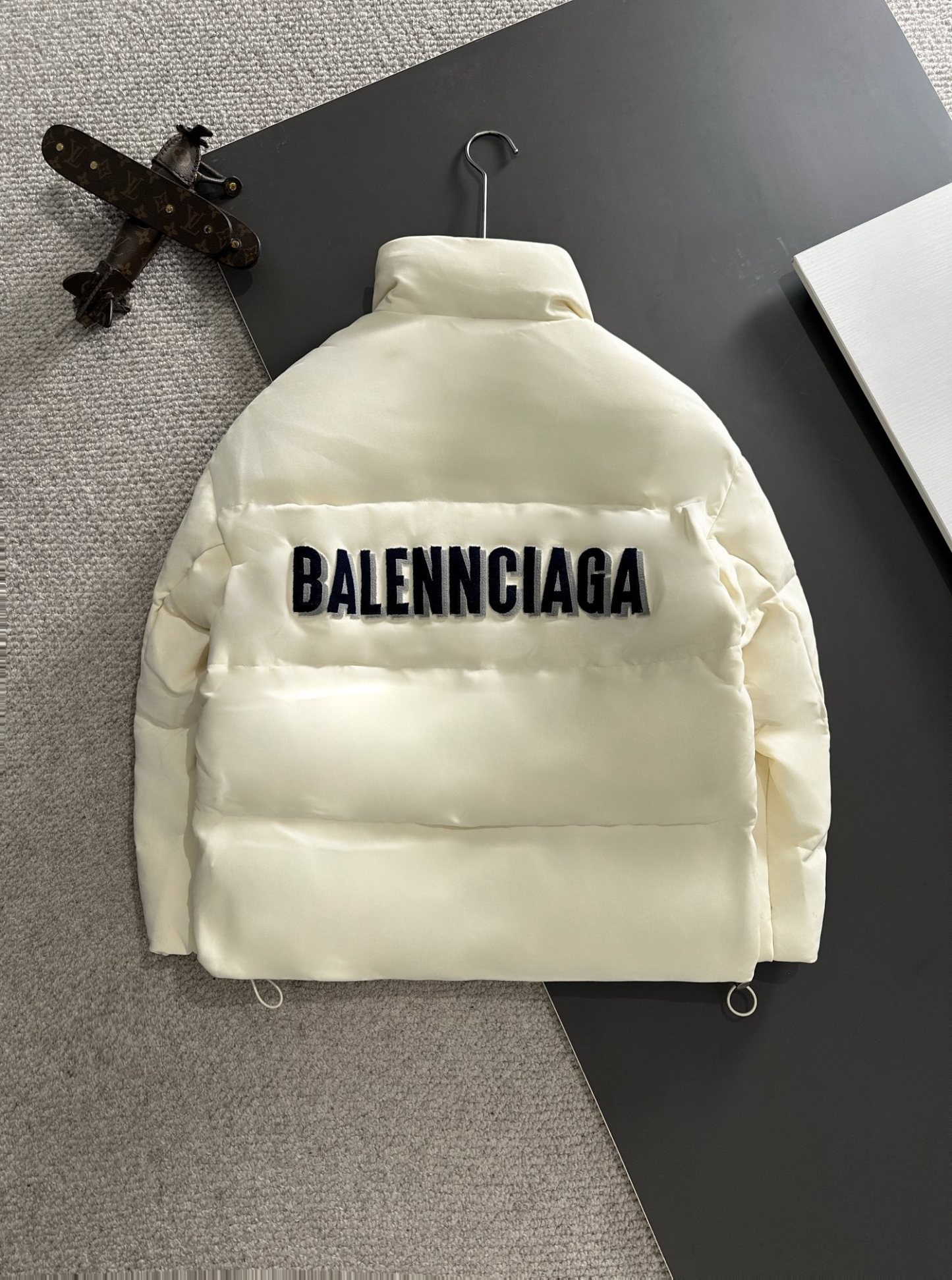 バレンシアガ「Balenciaga」‌2024秋冬最新バーチカルネックダウンジャケット