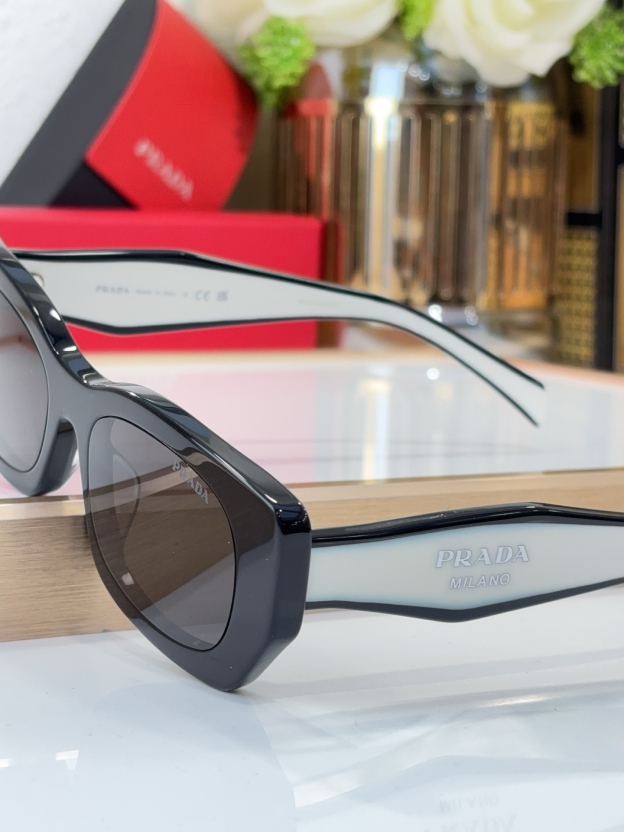 プラダ「Prada」Linea Rossa 2025 サングラス