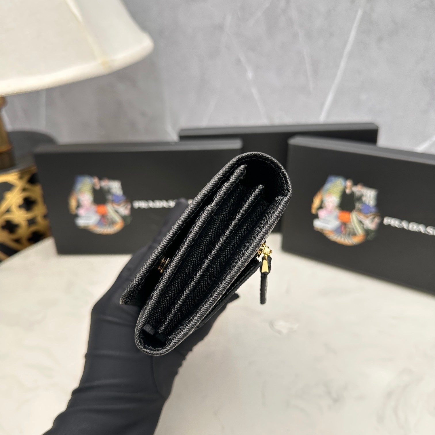 プラダ「Prada」サフィアーノ メタル クラシック ウォレット