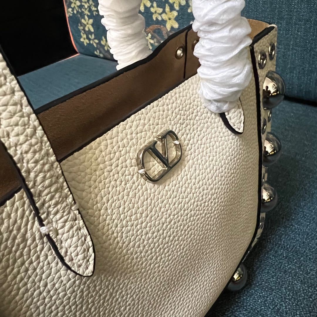 ヴァレンティノ「Valentino」ガラヴァーニ スモール レザー ハンドバッグ