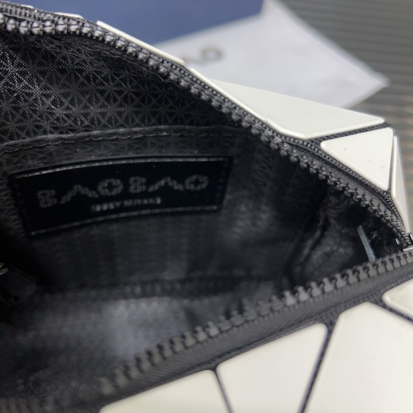 イッセイ・ミヤケ「Issey Miyake」Geometric カメラバッグ