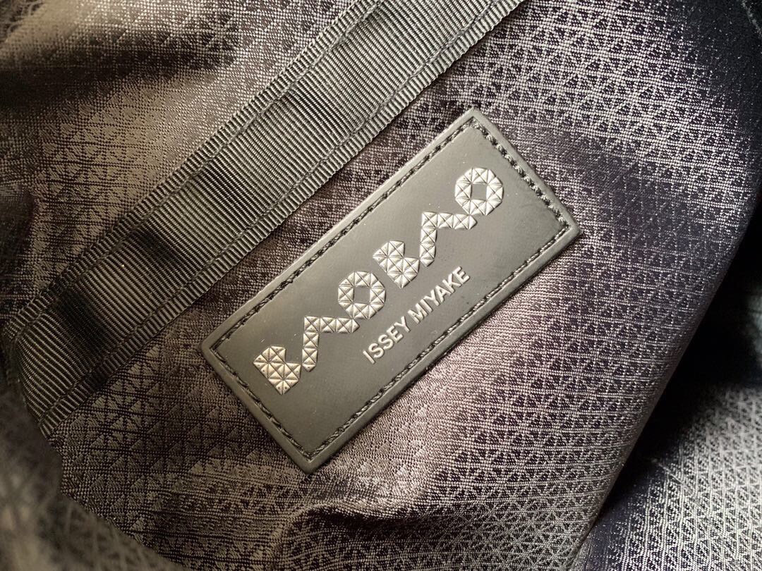 イッセイ・ミヤケ「Issey Miyake」BAO BAO LUCENT 6×6 トートバッグ