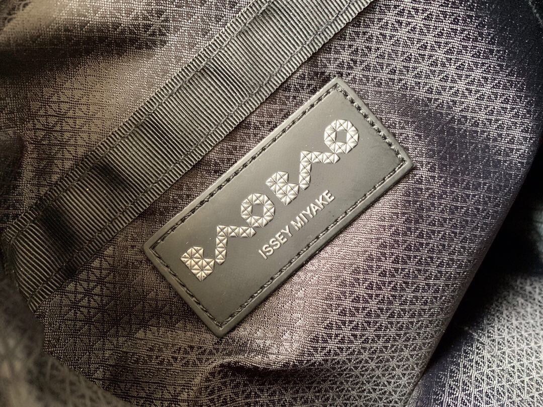 イッセイ・ミヤケ「Issey Miyake」BAO BAO LUCENT 6×6 トートバッグ